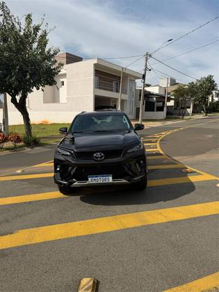 TOYOTA HILUX SW4 2.8 D-4D TURBO DIESEL SRX PLATINUM 7L 4X4 AUTOMÁTICO
